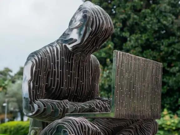 雕像沉湖，到底谁在抹去中本聪？