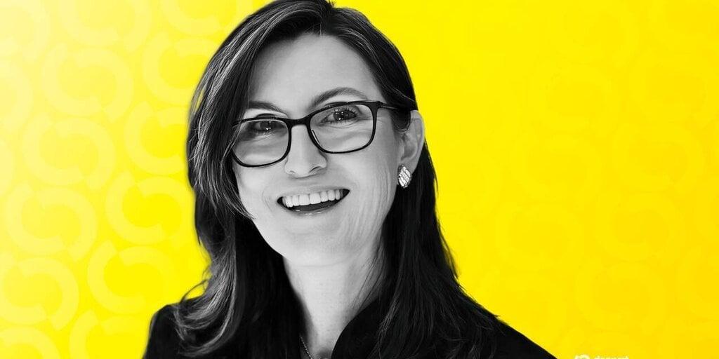 比特币暴跌之际，凯茜·伍德的Ark Invest加倍买入BitMine和Coinbase股票